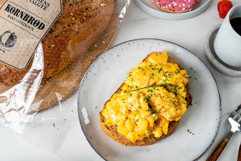 Eggerøre på kornbrød.jpg