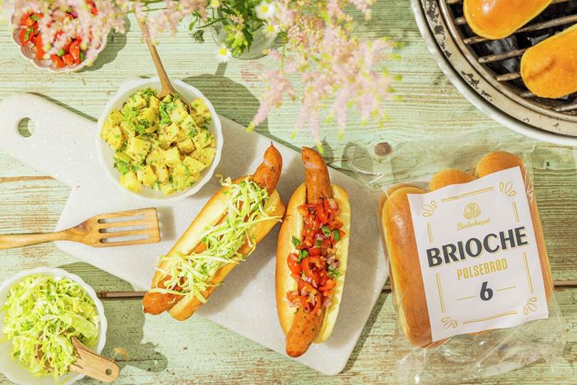 Pølse i brioche med tomatsalsa og coleslaw.jpg