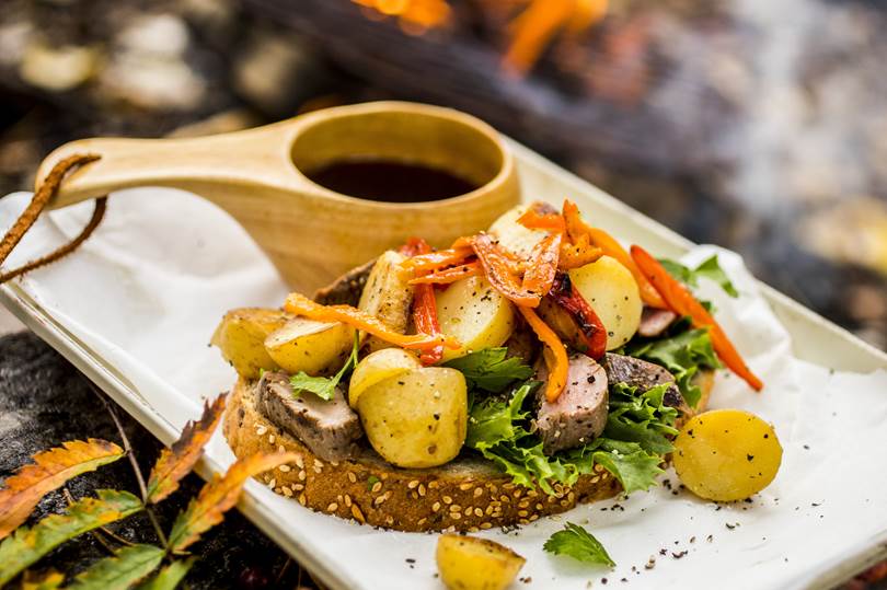 Resteskive på bål _pasmurt_med_salat_poteter_og_kjott.JPG