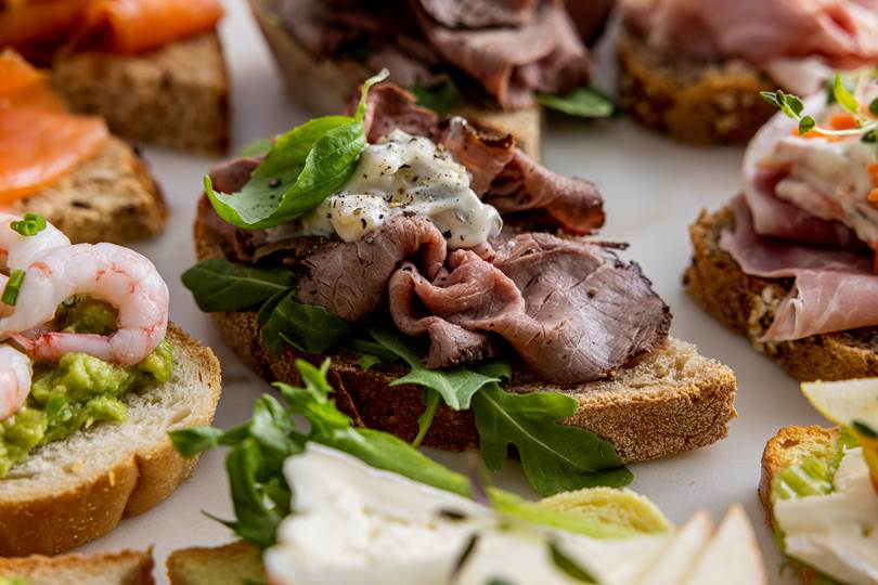 Snitter til hverdags og fest Bakerens Utvalgte Landbrød med roastbiff og potetsalat.JPG